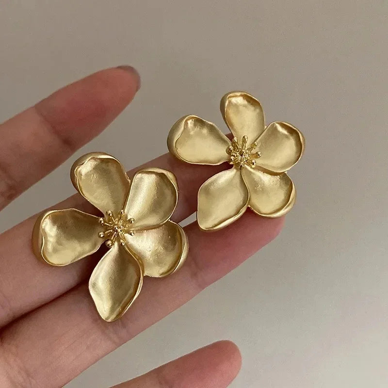 2024 Gold Color Matte Texture Metal Flower Retro Earrings for Women Girls Personalized Fashionable Party Jewelry Birthday Gifts