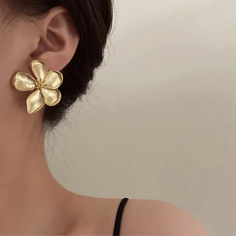 2024 Gold Color Matte Texture Metal Flower Retro Earrings for Women Girls Personalized Fashionable Party Jewelry Birthday Gifts