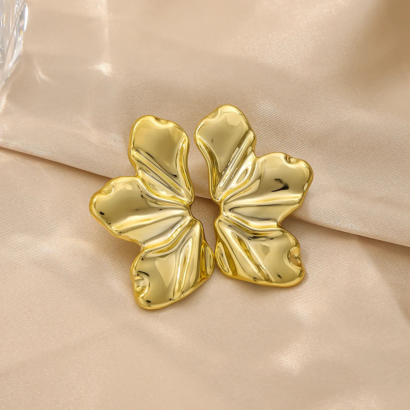 Three Petal Leaf Drop Earrings for Women Golden Metal Dangle Earrings Party Vintage Irregular White Red Green Enamel Oil Jewelry