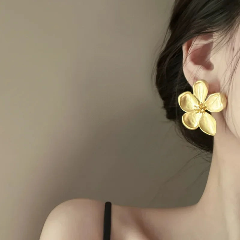 2024 Gold Color Matte Texture Metal Flower Retro Earrings for Women Girls Personalized Fashionable Party Jewelry Birthday Gifts