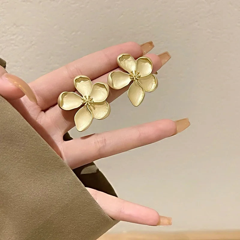 2024 Gold Color Matte Texture Metal Flower Retro Earrings for Women Girls Personalized Fashionable Party Jewelry Birthday Gifts
