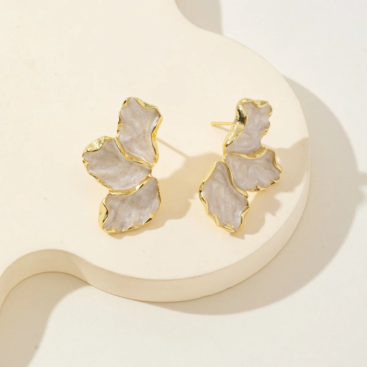Three Petal Leaf Drop Earrings for Women Golden Metal Dangle Earrings Party Vintage Irregular White Red Green Enamel Oil Jewelry