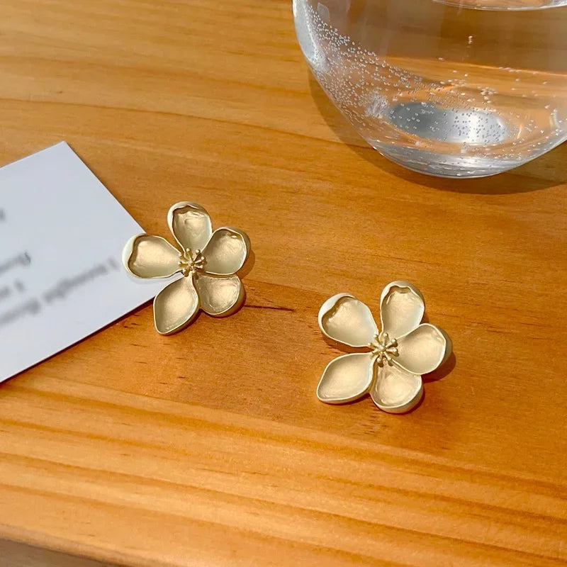 2024 Gold Color Matte Texture Metal Flower Retro Earrings for Women Girls Personalized Fashionable Party Jewelry Birthday Gifts