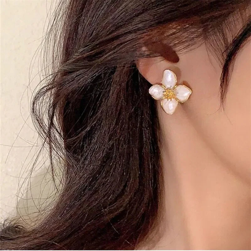 Fashion Korean Women Retro Drip Glaze Red Flower Earrings Women for Delicate Earrings Luxury Couple Engagement Jewelry Gift